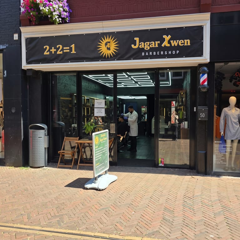 De gevel van de vestiging aan de Van Mandersloostraat 50 in Alphen aan den Rijn.